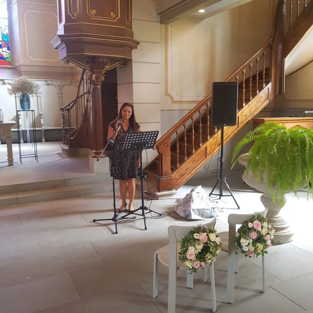 Sängerin Tasha singt in einer Kirche
